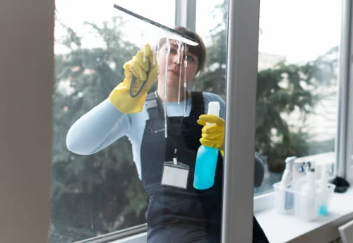 Nettoyage de vitres intérieures et extérieures aux Salelles